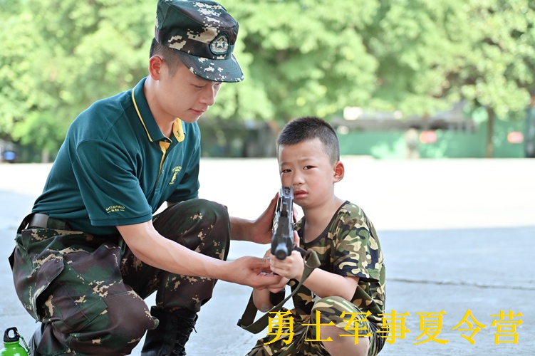广安夏令营：枪械教学