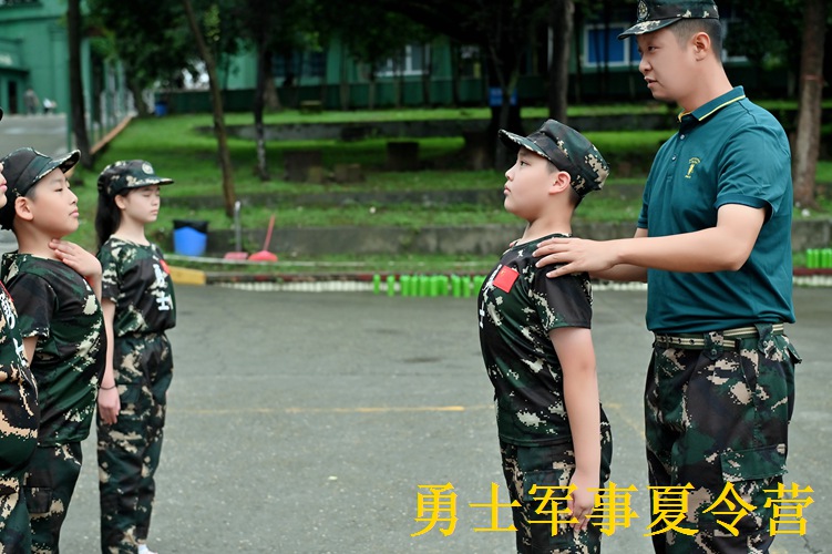 广安夏令营：军姿教学